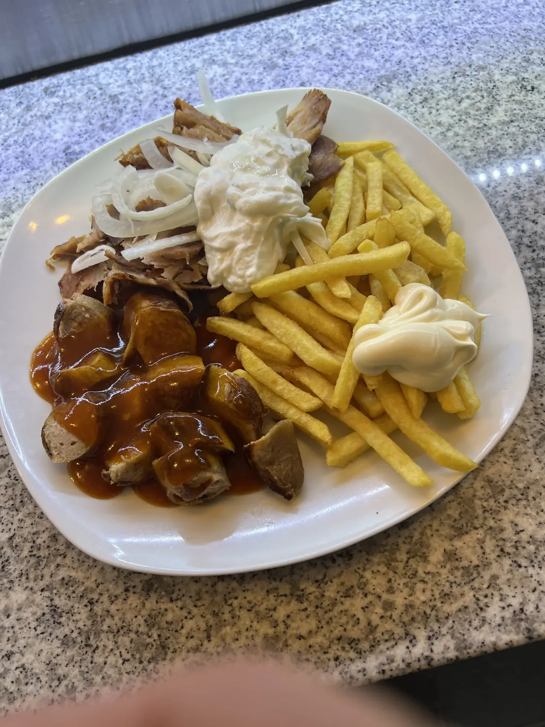 Plato Grill – Pommes und Fleisch, griechische Spezialität