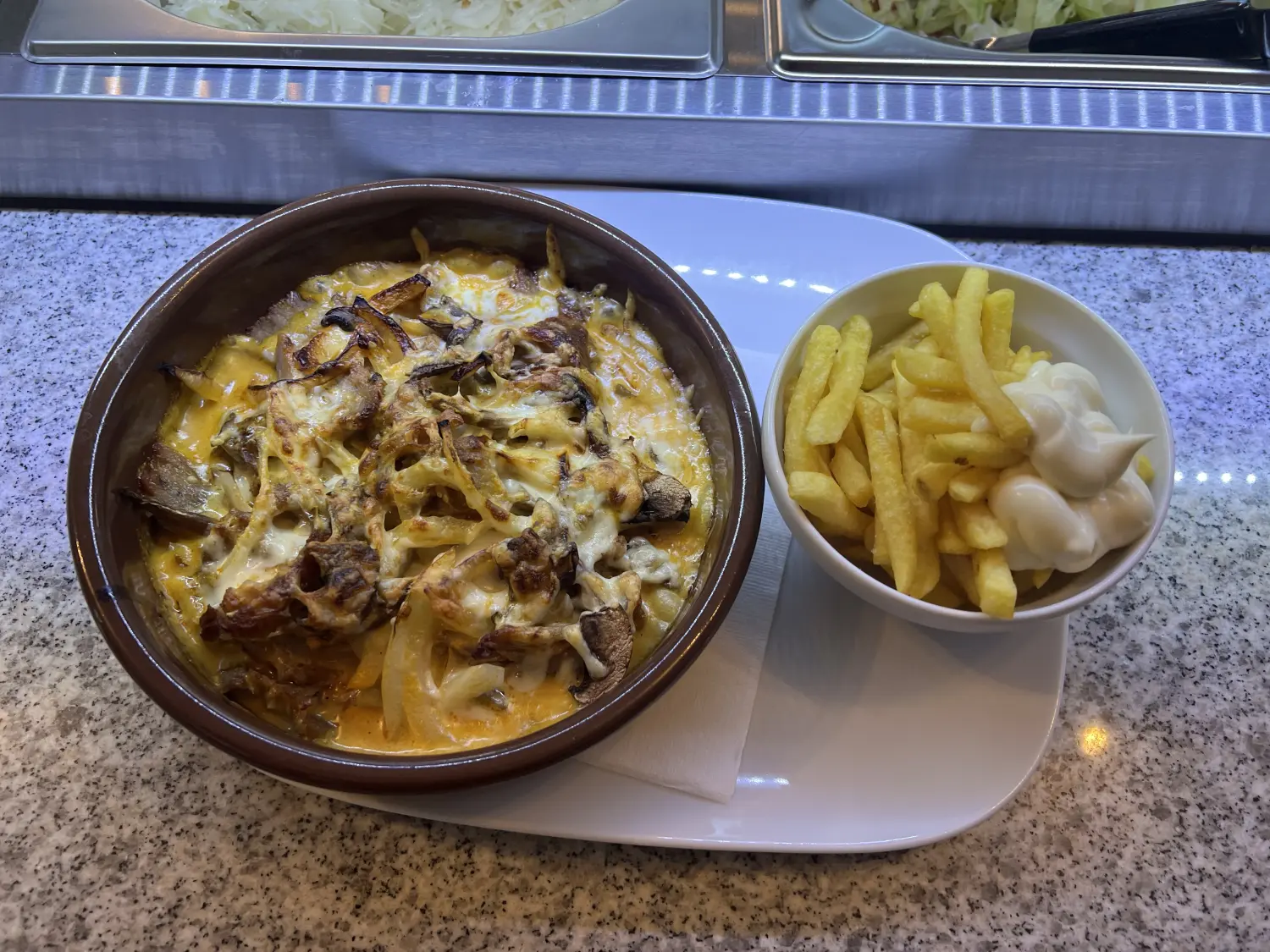 Plato Grill – Pommes und Fleisch, griechische Spezialität