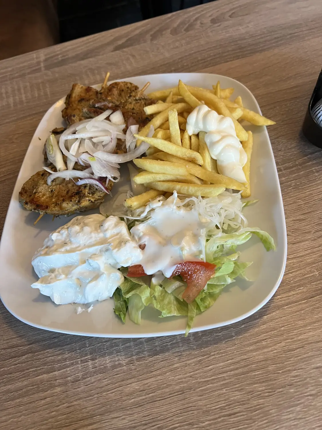 Plato Grill – Pommes und Fleisch, griechische Spezialität