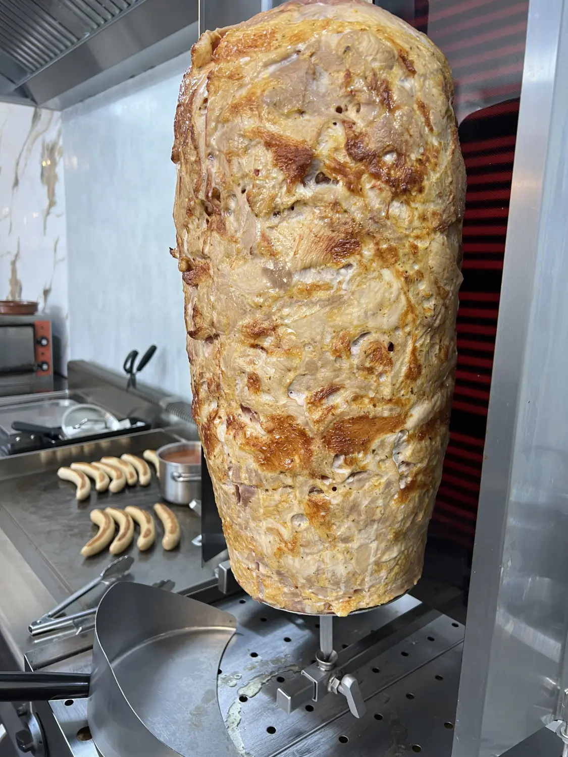 Plato Grill – Fleisch wird auf einem vertikalen Drehspieß gegart